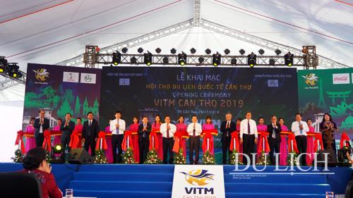 Các đại biểu cắt băng Khai mạc Hội chợ VITM Cần Thơ 2019